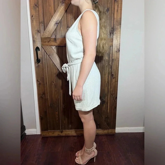 Women’s Linen Blend Romper V-Neck Front & Back w/Pockets & Waist Tie Sz Large. - Picture 4 of 5